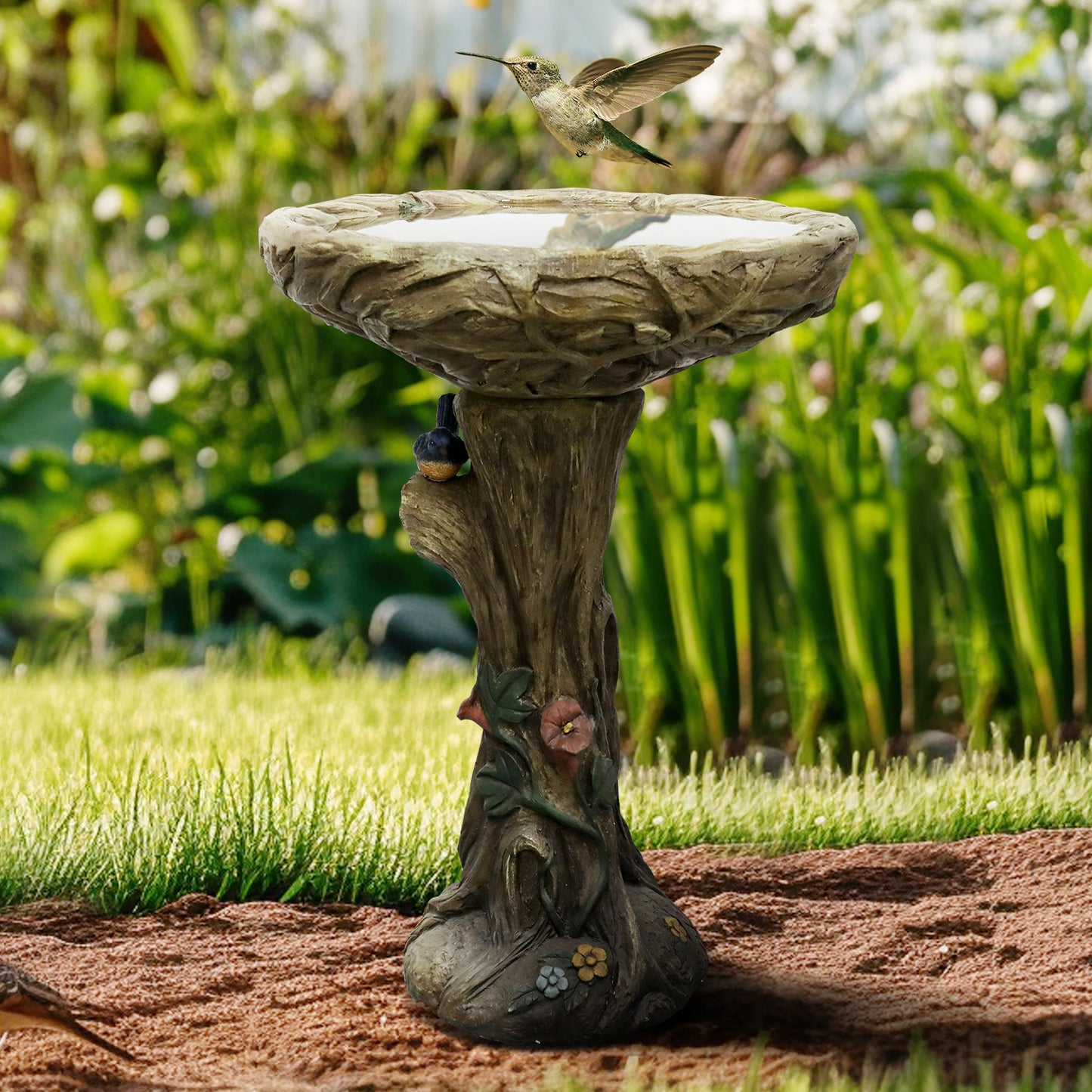 64,5 cm hohes Vogelbad aus Beton in Holzoptik mit dekorativem Kunstvogel und -blume – rustikale Außendekoration für Garten, Terrasse, Hof und Rasen – langlebiges Design